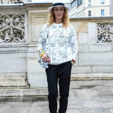 Streetstyle: Un sombrero panamá con una melena ondulada
